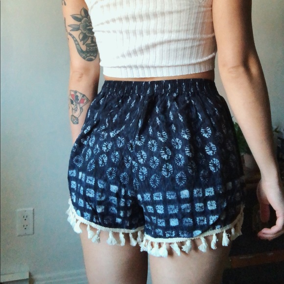 [SOLD] Patterned shorts with tassles - Picture 2 of 3